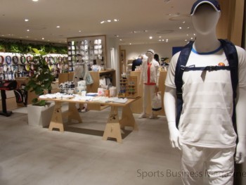 「ellesse tennis club with windsor racket shop」。 競技とライフスタイルが 融合している