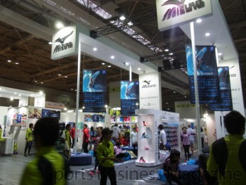 「大阪マラソンEXPO2015」。 ミズノのブース