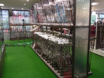 ゴルフ用品コーナーも充実。 カスタムを中心に好調な推移だ