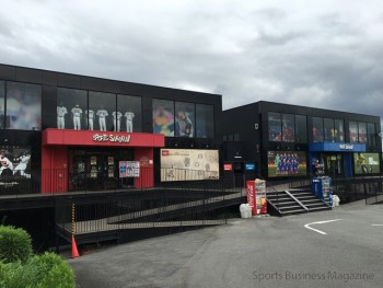 野球とサッカーの複合店、堺店。 左側が野球ショップ、 右側がサッカー・フットサルショップ