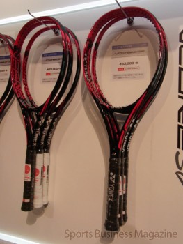テニスラケットでは新たに、 「VCORE　SV」を提案