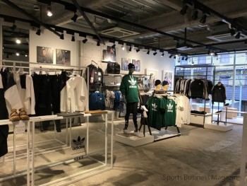 「adidas Originals Shop Shinsaibashi」。 2階レディスフロア