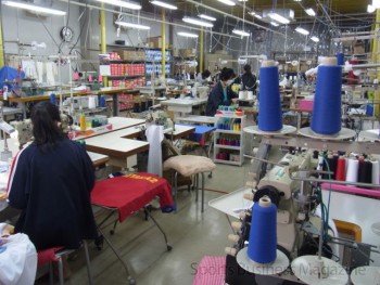 昇華プリント加工から縫製まで 一貫生産する （本社工場）