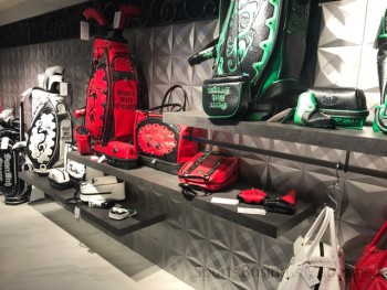 アクセサリー類も展開する