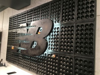 「ニューバランス大阪」2階フロア。 大阪の地を意識し、“たこ焼き”の鉄板を内装に使用