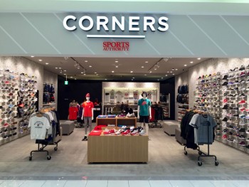 「スポーツオーソリティ」と共に、「CORNERS」も展開