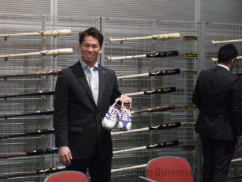 スパイクシューズをチェックする 大リーグ、ロサンゼルス・ドジャースの 前田健太選手