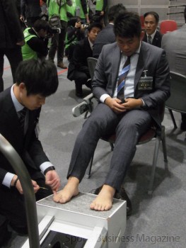 足型測定に臨む 読売ジャイアンツの田口麗斗選手 (2018年シーズンから新規契約)