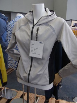 環境保全を意識した 機能性素材提案も徐々にだが 増えている（東レの展示会より）