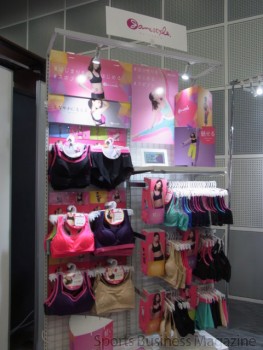 店頭什器も提案している