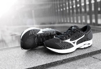 ミズノのニットシューズ 「WAVEKNIT R1」