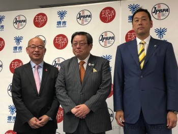 球活委員会が堺市、日本プロ野球選手会と 共同会見を開いた （左から球活委員会の久保田代表理事、 堺市の竹山市長、 日本プロ野球選手会の森事務局長）