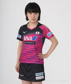ミズノが製作した 卓球日本女子代表選手が着用する オフィシャルユニフォーム （モデルは平野美宇選手）