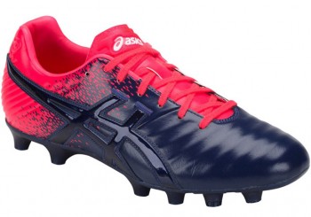 統一デザインのサッカースパイク「DSライト」