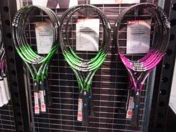 今春に市場投入した新モデルの テニスラケット「CV」シリーズ