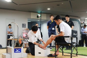 ミズノ大阪本社で足型計測に臨む吉田麻也選手