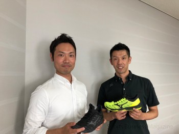 「TC-01」シューズを手にする 佐藤夏樹技術開発課長（右）と 鷲見将成アシスタントマネジャー
