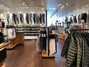 「lululemon DAIMARU Shinsaibashi」の店内。 品揃えは基本的に既存店と同じだ