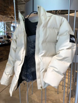 “構造タンパク質”素材を 表地に採用した アウトドアジャケット「MOON PARKA」