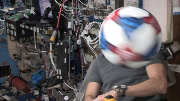 今年10月、ISSで行った サッカーボールの実験の様子