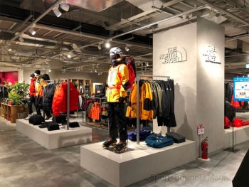 「Mt.石井スポーツ」。 コーナー展開する「ザ・ノース・フェイス」