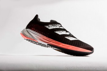 アディダスで初めてカーボンプレートを搭載した ランニングシューズ「adizero Pro」