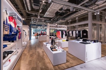 「adidas Brand Center RAYARD MIYASHITA PARK」。 2階の「アディダスオリジナルス」