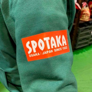 ホームカラーである緑色を採用したフーディーにも、 「SPOTAKA」のロゴをあしらった