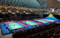 ヨネックスの2023年3月期第2四半期は 2ケタの増収増益に (画像は説明資料から抜粋。バトミントン大会開催の模様)