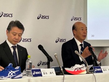アシックスの2023年12月期は過去最高収益を達成。 会見に臨む廣田康人 代表取締役会長CEO（右）と 富永満之 社長COO