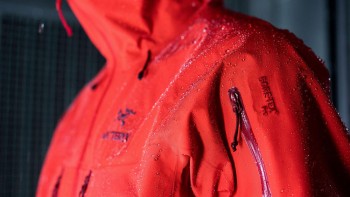 今年2月上場したAmer Sports,Inc.。 2023年12月期は損失を計上。 今期第1半期は増収減益に（画像は説明資料から抜粋）