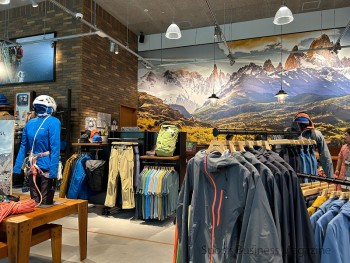 「パタゴニア大阪・梅田ストア」。 入り口正面の大きなパネル。 本国の世界観を採り入れている