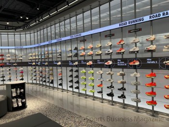 「NIKE UMEDA」。 壁面に配したシューズコーナー