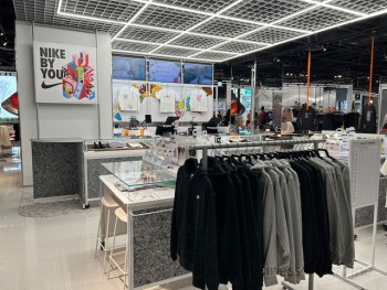 「NIKE UMEDA」。 アパレルのパーソナルオーダー「NIKE BY YOU」も展開する