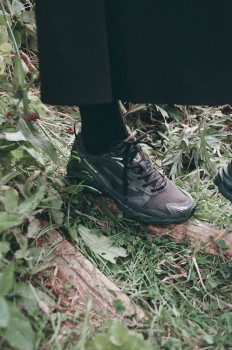 シューズは、ミズノのランニングシューズ 「WAVE RIDER 10」をベースにしている