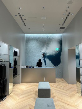 「DESCENTE KOBE」の1階フロア。 ルーツのスキーのビジュアルを掲示する