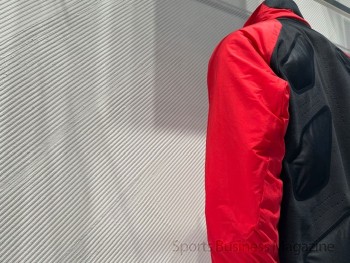 「DESCENTE KOBE」。 壁面は“圧雪後”のゲレンデの模様をモチーフにした