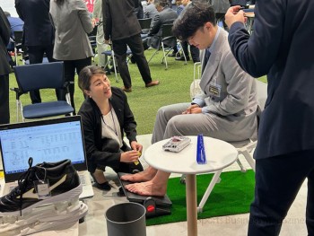 契約選手から様々な意見や要望を聞き出し、 用具の改善につなげるまたとない機会に