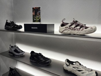 「DESCENTE なんばパークス」。 シューズなど雑貨類も拡充