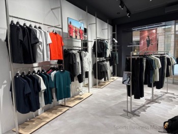 「DESCENTE なんばパークス」。 近隣店舗との住み分けを図るためアスレ分野に集約