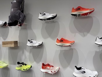 「THE NORTH FACE FOOTWEAR SHINSAIBASHI」。 ロードランニングシューズにも力を入れている