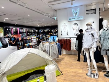4階、アウトドア売り場